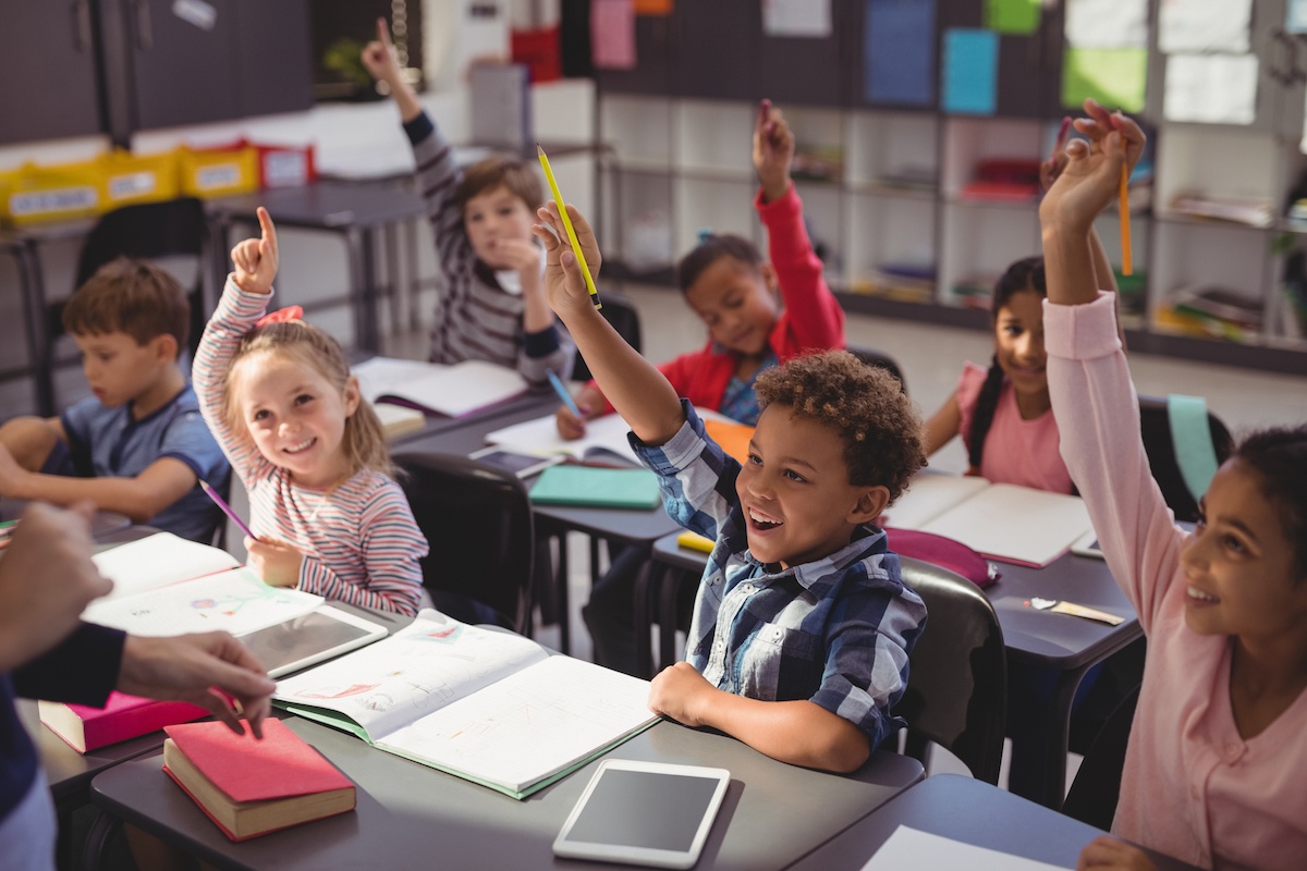 school_kids_classroom_tablet